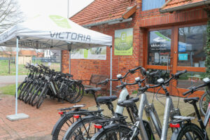 Außenansicht des Geschäfts in Frille mit Fahrrädern im Eingangsbereich