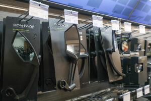 Spiegel für Fahrräder werden im Verkaufsraum ausgestellt