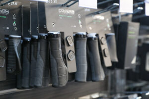 Fahrradzubehör wird im Verkaufsraum ausgestellt