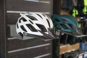 Fahrradhelm liegt im Verkaufsraum